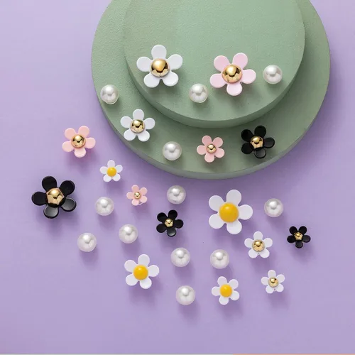 Vista 3 de LOMOYATO Dijes de flores para zapatos de cocodrilo, sandalias, pulseras, accesorios de decoración, bonitos dijes de zapatos de diseñador para niñas