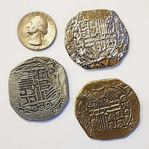 Vista 4 de Monedas de metal pirata Beverly Oaks - Réplicas de doblón español en oro y plata - Tesoro pirata de monedas de metal de fantasía (24 monedas-jumbo)