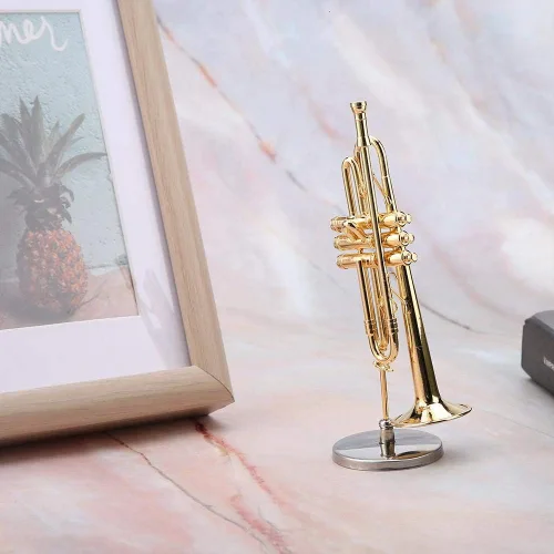Vista 2 de Hztyyier Adorno de instrumento, chapado en oro, réplica de adorno de trompeta en miniatura, modelo musical con estuche de regalo para regalos