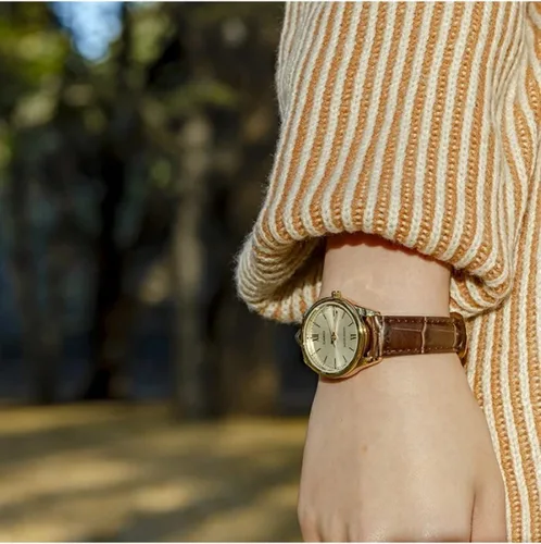 Vista 2 de Casio LTP-V005GL-9B Reloj de vestir analógico con banda de cuero en tono dorado estándar para mujer, Movimiento de cuarzo