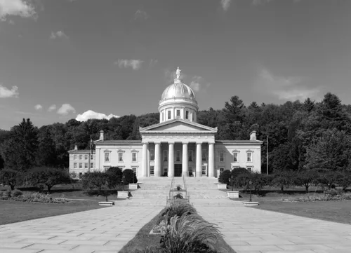 Vista 2 de Noah Jigsaw Puzzle Vermont State House, Montpelier, Vermont, USA. Vermont State House is Greek Revival Style Built in 1859 in Black White 1000 Pieces