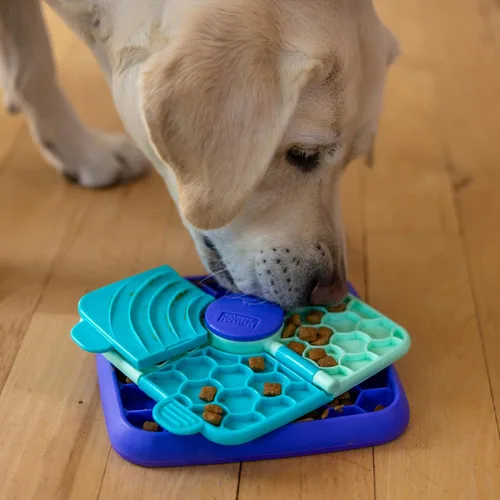 Vista 8 de Outward Hound Nina Ottosson Lick N' Flip 3-in-1 Dog Toy Treat Puzzle, 7.4" Lick N' Flip Treat (morado)