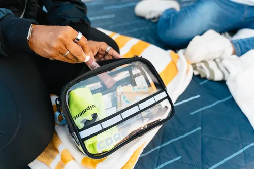 Vista 2 de CORE Bolso transparente aprobado para estadios con correa ajustable Diseño de bolso ligero con compartimentos seguros con cremallera