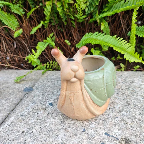 Vista 4 de Ceramic Animal Snail Shaped Flower Pot - Unique and Charming Home Decor (5.9" Bronze)