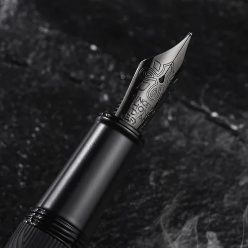 Vista 3 de HONG DIAN Black Forest Max - Pluma estilográfica, punta mediana con recubrimiento de titanio, nudo chino, grabado, bolígrafo de escritura suave
