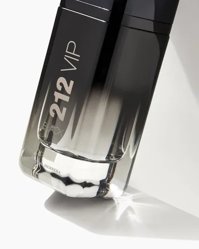 Vista 5 de Carolina Herrera 212 VIP Black para Hombre, Eau de Parfum en Spray, 6.8 Onzas