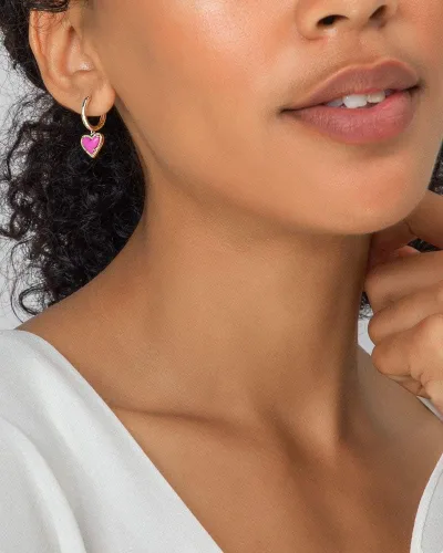 Vista 3 de Kendra Scott Ari Heart Huggie - Aretes para mujer, joyería de moda
