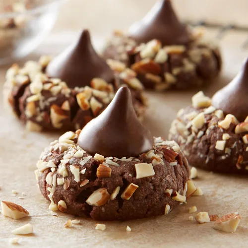 Vista 5 de HERSHEY'S KISSES - Bolsa a granel de chocolate con leche con almendras y caramelos, 60 onzas Hershey Kisses a granel, Kosher y sin gluten