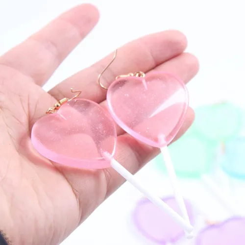 Vista 7 de Dulces bonitos aretes transparentes de piruleta con forma de corazón y caramelo con forma de corazón de dibujos animados aretes colgantes de resina