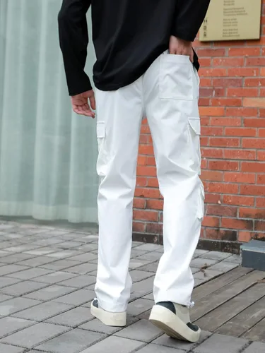 Vista 4 de OYOANGLE Pantalones cargo de pierna recta con cordón en la cintura para hombre con bolsillos con solapa