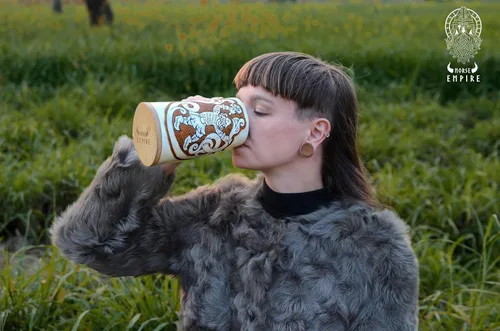 Vista 4 de Taza de cuerno vikingo prémium para cerveza Ale, edición especial, Ragnarok, con detalles, medievales, nórdicos, para vikingos, brillo natural