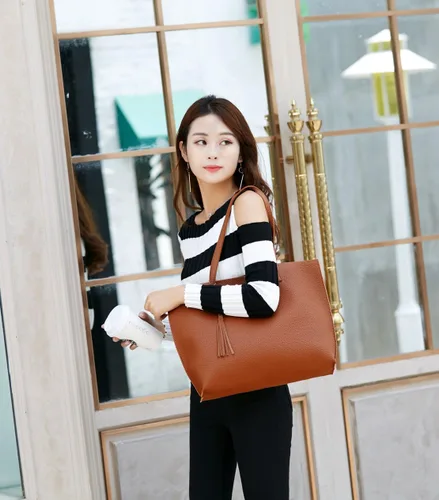 Vista 4 de Dreubea Bolsa de piel sintética suave de mujer tipo tote, para usar sobre el hombro, de gran capacidad, con borlas