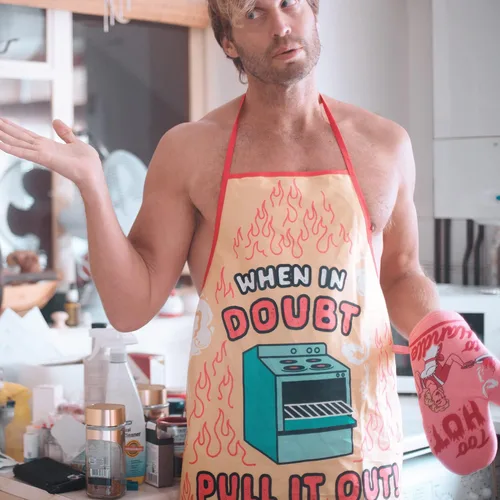 Vista 4 de When in Doubt Pull It Out Delantal divertido horno hornear cocina gráfica bata de cocina