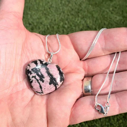 Vista 6 de Zenergy Gems - Collar con dije de corazón, piedras preciosas naturales del Himalaya en forma de corazón + cadena de plata de 20 + corazón de carga
