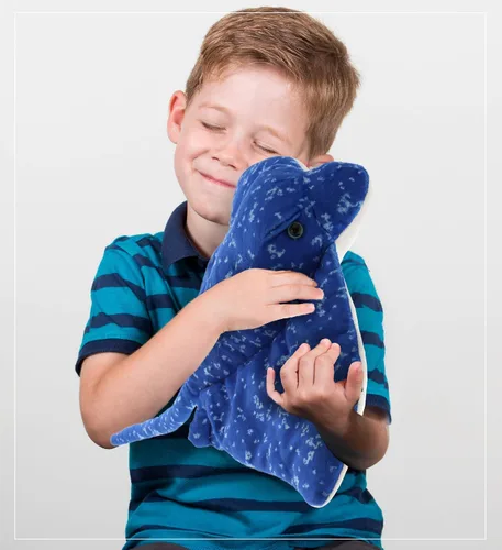 Vista 7 de DolliBu Raya Azul Moteada de Peluche - Juguete de Animal de Peluche Raya Súper Suave, Colección Salvaje Regalo de Peluche del Océano para Niños