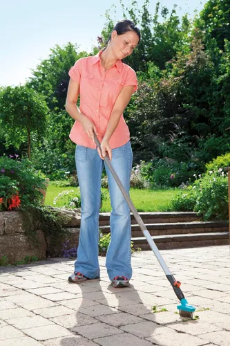 Vista 4 de Gardena Combisystem Cepillo para juntas M: asistente de jardín ideal para una fácil eliminación de musgo de juntas de pavimentación y bordes