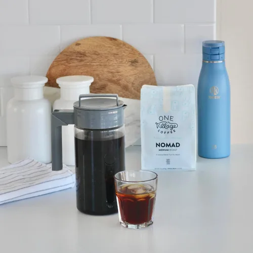 Vista 3 de Takeya Traveler Taza de Café a Prueba de Fugas - Asa de Transporte - Recipientes Aislados para Uso Diario - Duradera y Portátil con Diseño a Prueba