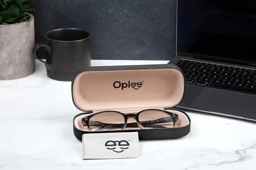 Vista 4 de Oplee Estuche rígido para lentes con paño de microfibra gris