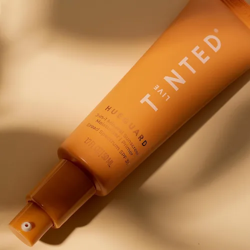 Vista 4 de Live Tinted Hueguard® Mini 3-en-1 Crema solar mineral, hidratante y base de maquillaje para cara y cuerpo - Hidrata y protege la piel durante todo