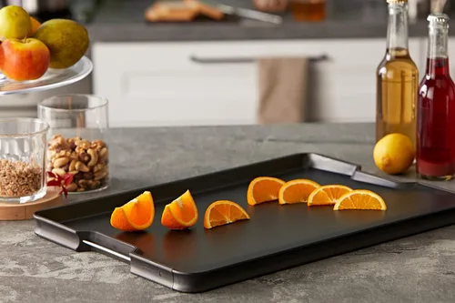 Vista 7 de Joseph Joseph Cut&Carve Plus - Tabla de cortar antideslizante, multifunción, de doble cara para preparación y tallado de alimentos, apta para Negro