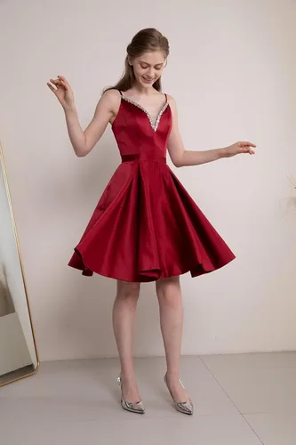 Vista 2 de yinyyinhs Vestidos de satén para adolescentes, tirantes delgados, vestido corto de graduación, cuello en V, con cuentas, vestido de cóctel