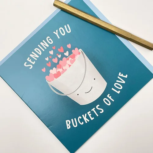 Vista 3 de Old English Co. Sending You Buckets of Love Card for Him and Her - Tarjeta Thinking Of You para hombres y mujeres - Abrazos, condolencias