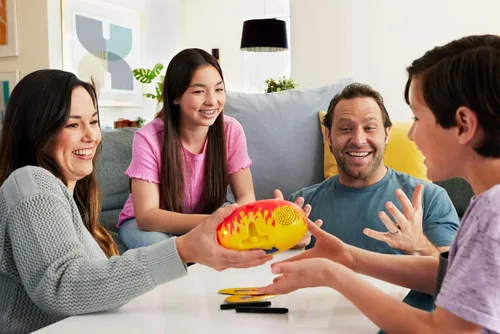 Vista 2 de Mattel Games Pictionary Pic-Tato - Juego de dibujo con 'Hot Potato' que habla y reproduce música, incluye marcadores y tablas borrables, 3-8