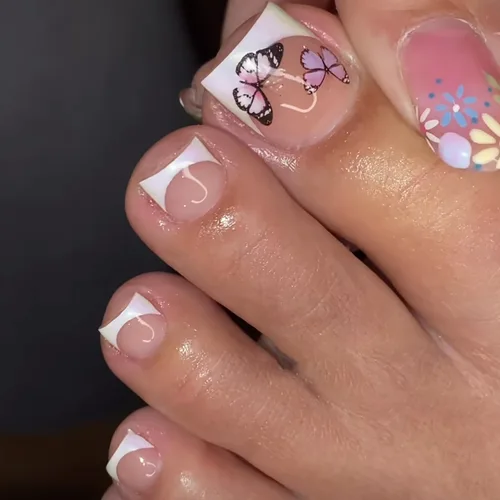 Vista 7 de Uñas postizas acrílicas artificiales negras para los dedos de los pies, ataúd a presión con diseños de flores blancas, uñas postizas reutilizables