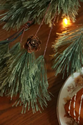 Vista 2 de Guirnalda de Navidad ahumada de 6.4 pies con luces, guirnalda de pino de cedro rústico natural preiluminada con conos de pino para el hogar, Año
