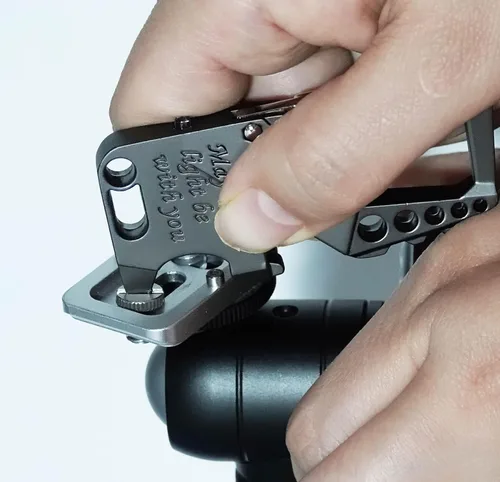 Vista 4 de Llavero resistente con forma de calavera, herramienta de escape de emergencia para automóvil, cortador de cinturón de seguridad, abrebotellas