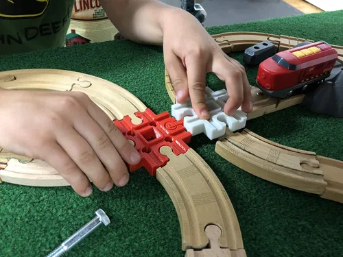 Vista 3 de TrainLab Conector de pista cruzada con huesos de perro para ferrocarril de madera (rojo)