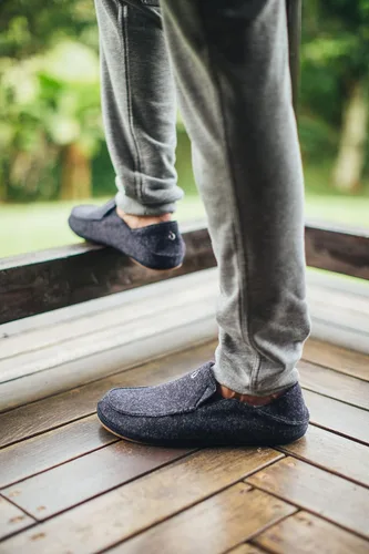 Vista 5 de OLUKAI Moloa Hulu - Pantuflas de mezcla de lana para hombre, zapatos de punto suaves y jaspeados, zorros de piel de gamuza, diseño de tacón caído