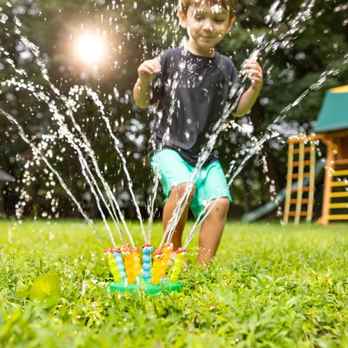 Vista 2 de Juguete rociador Sunny Patch Splash Patrol, marca Melissa & Doug