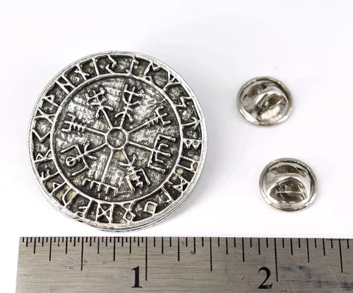 Vista 2 de Broche y pasadores de solapa hechos a mano de estilo medieval, vikingo y celta, casco de caballero, escudo de guerrero, espada, serpiente, león