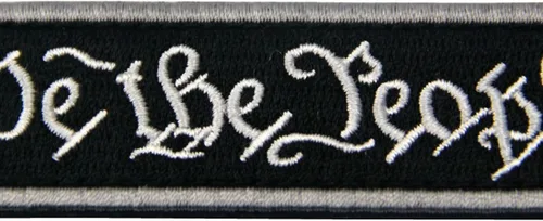Vista 2 de We The People - Parche de gancho y bucle bordado con apliques de moral, color negro