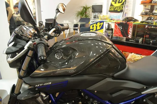 Vista 2 de MOS - Cubiertas traseras laterales de fibra de carbono para depósito de combustible compatibles con Yamaha MT-03 MT-25 2015-2019