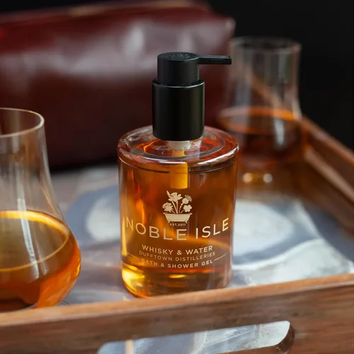 Vista 7 de Noble Isle Whisky & Water Gel de baño y ducha Gel de baño de lujo para hombre con aceites de fragancia británica fina, gel de baño vegano y sin