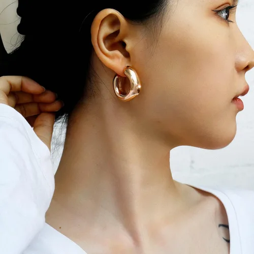 Vista 4 de Aretes de aro gruesos chapados en oro de 14 quilates, ligeros y gruesos para mujer, Acero inoxidable, No es una piedra preciosa