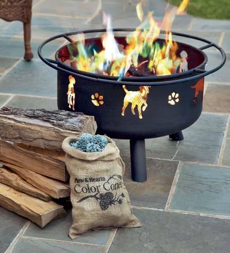 Vista 3 de Piñas de colores para chimenea Plow & Hearth, piñas de pino con llama cambiante de arcoíris para alegría navideña, accesorios para quemar con centro