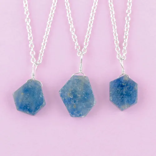 Vista 3 de Collar con colgante de zafiro azul crudo natural, piedras de calidad AAA, joyería de piedra natal de septiembre, chapado en plata, collar hecho a
