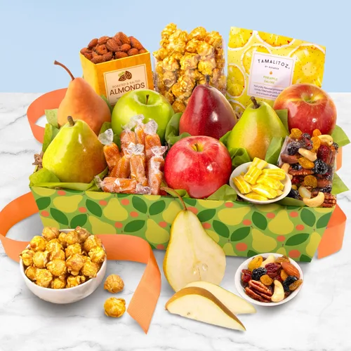 Vista 2 de Una caja de regalo dentro de la cesta de fruta fresca con mezcla de frutas frescas, peras, manzanas, nueces y aperitivos dulces, cesta de regalo