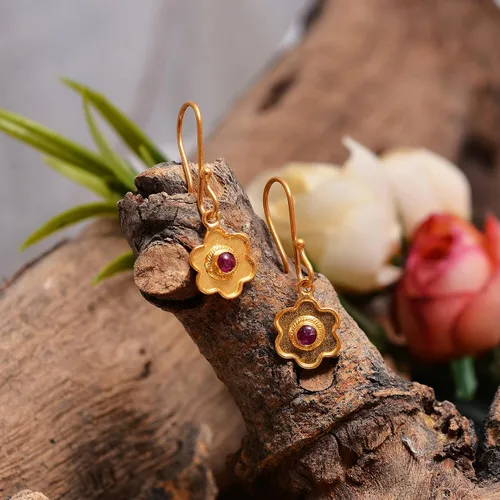 Vista 2 de Pendientes redondos de gancho de textura de oro amarillo de 18 quilates I esmeralda joyas finas para regalos de mujer, Oro amarillo, Rubí