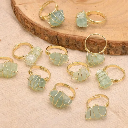 Vista 6 de Anillo envuelto en alambre de piedra áspera de cristal natural, tono de oro amarillo