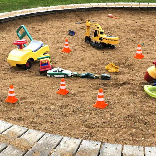 Vista 7 de ZEAYEA 30 mini conos de tráfico de plástico, conos de entrenamiento de 1.4 pulgadas, señales de tráfico, mini conos de seguridad vial para mesa