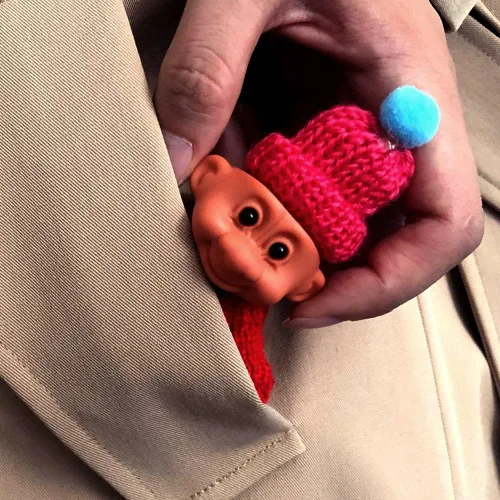 Vista 7 de Paquete de 2 fundas porta encendedor de muñecas Troll lindas de silicona, bolsa protectora divertida para mini muñecas con suéter y sombrero