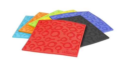 Vista 2 de Lodge Salvamanteles cuadrados de silicona con patrón de sartén de 7 pulgadas, color negro