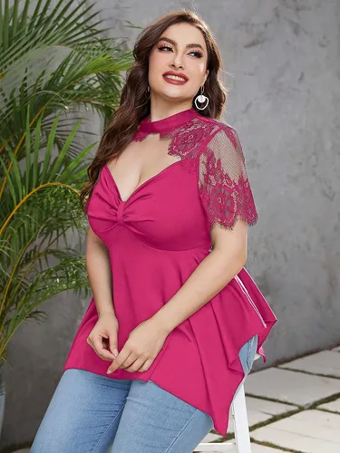 Vista 5 de OYOANGLE Blusa de manga corta para mujer, talla grande, cuello gargantilla de encaje con dobladillo asimétrico