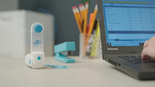 Vista 8 de Spark Innovators Go Fan Flip - Ventilador recargable de 3 velocidades y banco de energía en uno. Cabe en la palma, cuchillas flexibles suaves, hasta