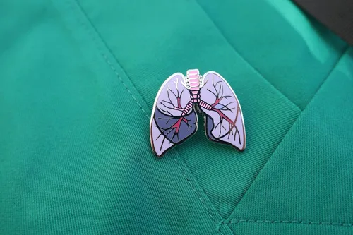 Vista 5 de Jim Clift Design Pin de solapa esmaltado pulmones