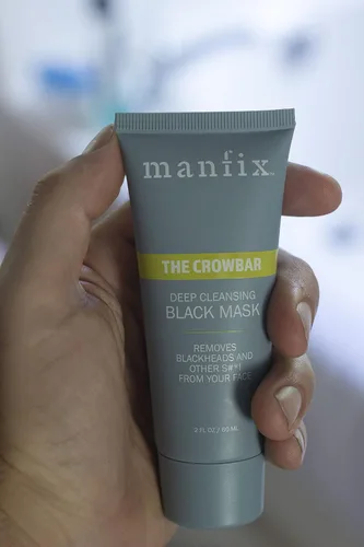 Vista 2 de Mascarilla facial de limpieza profunda de carbón negro, 2 onzas